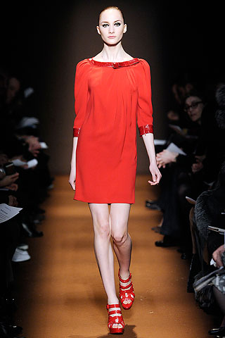 Vestido rojo recto con apliques de lentejuelas Andrew Gn